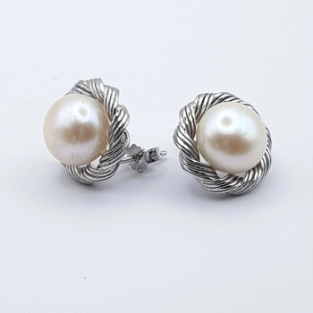 Kolczyki srebrne z kremowymi perłami.webp