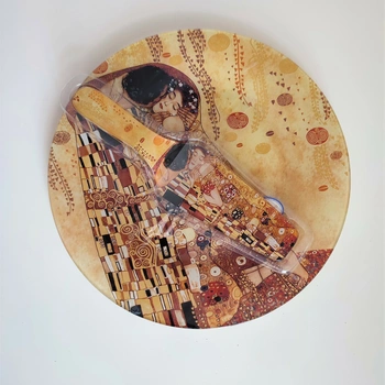 Dekoracyjny talerz do ciasta z łopatką Pocałunek G. Klimta jasne tło.webp