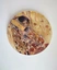 Dekoracyjny talerz do ciasta z łopatką Pocałunek G. Klimta jasne tło.jpg